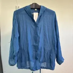 青いフード付ブラウス