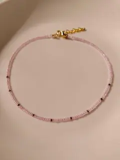 桜色ピンクと紫色ゴールドのガラスビーズチョーカー金具式留め具付き