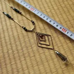幾何学デザイン ゴールドネックレス