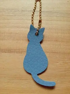 革のキーホルダー　猫型　くすみブルー　ソフト　チャーム