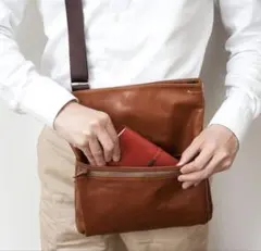 INDEEDのブラウンレザー メッセンジャーバッグ