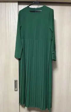 ロングワンピース 緑色 長袖 プリーツ