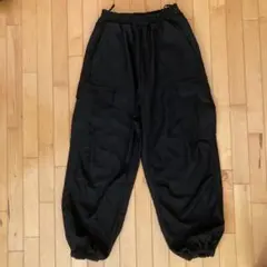 黒いカーゴパンツ