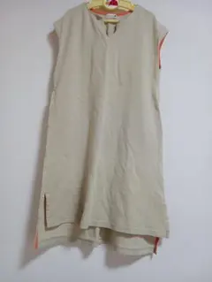 ノースリーブ ベージュ ワンピース