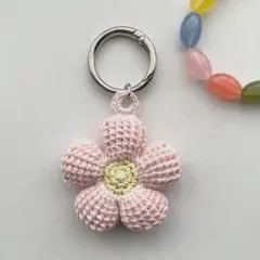 ピンク　花　編み物チャーム　パステルカラー