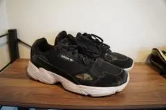 adidas ファルコン スニーカー