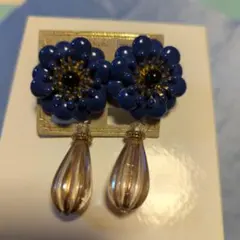 ☆処分価格〜青い花の直径３cm デザインもユニークな大ぶりイヤリング