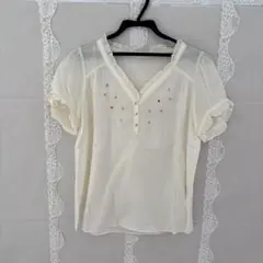 アイボリー 刺繍 Vネック 半袖シャツのサムネイル