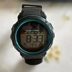 ソーラー充電式デジタル腕時計