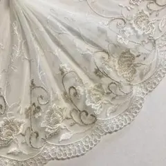 オフホワイトカラーのキラキラ金糸入りお花刺繍チュールレース　1m　N-404