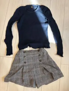 ネイビー長袖ニットとチェックショートパンツセット