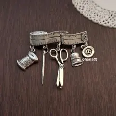 G24 シルバーアンティーク調裁縫セットブローチ　ヴィンテージ風レトロ風北欧風