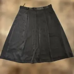 美品　Aylesbury【L】ネイビー色　タック付フレアースカート　膝丈　無地のサムネイル