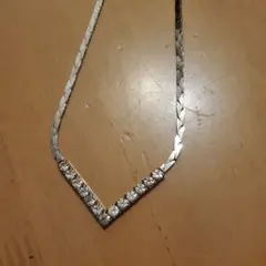 V字型クリスタル風ネックレス