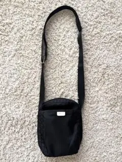 agnis b. ブラックショルダーバッグ