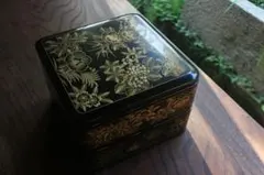 極小保管傷のみ！端正な内朱黒漆に優美な四季草花沈金の映える二段重（検輪島塗重箱