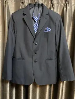 黒のスーツセット（ネクタイ付き）