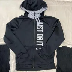 黒ジップパーカー