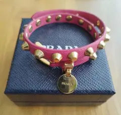 PRADA スタッズ付きピンクレザーブレスレット