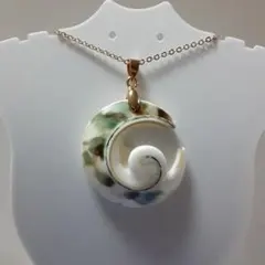 夜光貝　『三日月形に波:模様』ペンダント。