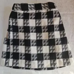 黒と白のチェック柄ミニスカート