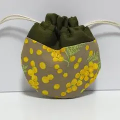 カーキとベージュミモザ　 ミニミニ まんまる 巾着　ハンドメイド
