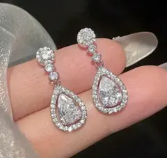 エレガントなティアドロップ型ピアス