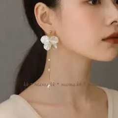 ピアス 花びら パール チェーン ロング 揺れる ホワイト ゴールド 大ぶり