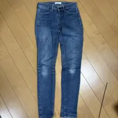 ダークブルー スキニーデニム 膝ダメージ