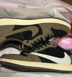 Travis Scott × Nike Air Jordan 1 ダークモカ