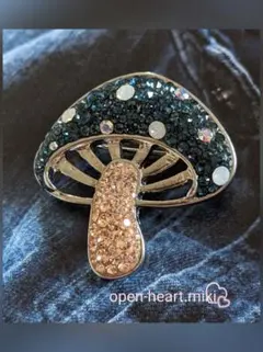 【送無】きのこのブローチ スワロフスキー®クリスタル