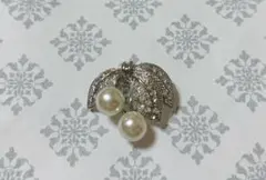 エレガントなパール付きブローチ