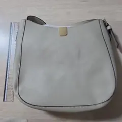 ベージュ フェイクレザー ショルダーバッグ　白　ゴールド