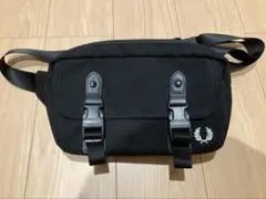 美品　FRED PERRY フレッドペリー ショルダーバッグ ブラックのサムネイル