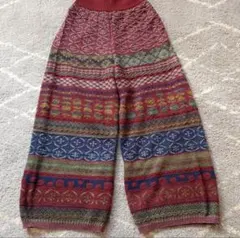 M&KYOKO　エムアンドキョウコ　ニットパンツ　ガウチョ　裏地付　佐藤繊維 M.&KYOKO AUTUMN WINTER COLLECTION 2025】 重厚さを感じる配色だ