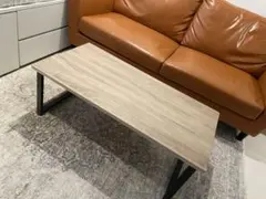 ライトグレーのテーブル