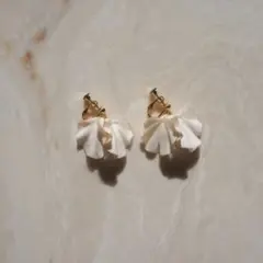 JARDIN ホワイトフラワーピアス