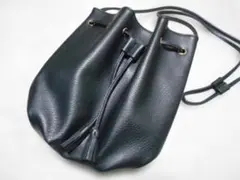 〈美品〉ブラックレザー巾着型ポシェットバッグ　斜め掛け可能！