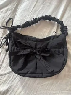 リボン付き黒ハンドバッグ