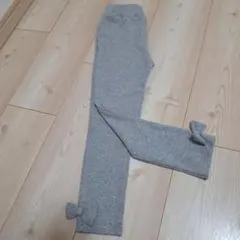 グレーのボトムス、レギンスパンツ