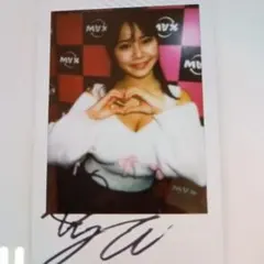 MVXチェキ写真 ハートポーズ サインあり