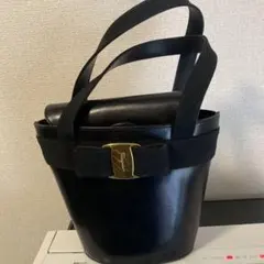 さ*ら様 最終価格⭐︎フェラガモ ヴァラ 黒レザーハンドバッグ - メルカリ