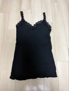 レース付き黒キャミソール
