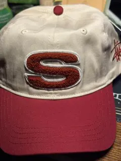 刺繍のSロゴ ベージュと赤のキャップ