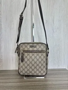 GUCCI ショルダーバッグ　GGスプリーム　PVC ロゴプレート　ベージュ