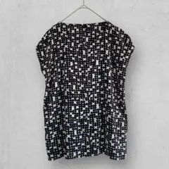 z1338◆ノースリーブ柄シャツブラウス　総柄　レディース　Uネック　黒　白　夏