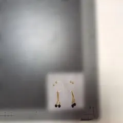 ゴールドカラー イヤリング 揺れるチャーム