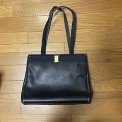 Ferragamo ハンドバッグ 金色バックル付き