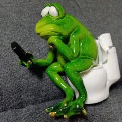 陶器製　トイレでスマホを見るカエルのオブジェ