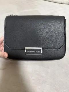 CHARLES & KEITH ブラックショルダーバッグ